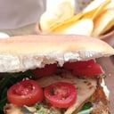 Foto de Sandwich arrollado de pollo y verduras