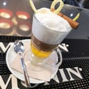 Foto de BARRAQUITO. ( CAFE, LICOR 43, LECHE CONDENSADA, CREMA DE LECHE, CANELA Y LIMON).