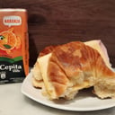 Foto de Cepita en caja + 2 medialunas JYQ / orange juice + 2 ham and cheese croissants