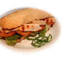 Foto de Sandwich de pollo con lechuga y tomate / Chicken sandwich with lettuce and tomato