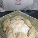 Foto de Gyozas y arroz blanco al vapor.
