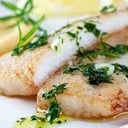 Foto de filete de pescado al mojo de ajo