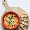 Foto de Provoleta a la chapa con tomates, oliva y hierbas