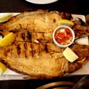 Foto de Boga a la parrilla con guarnición