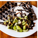 Foto de Waffle dulce con  una fruta, yogurt helado y salsa
