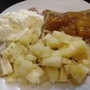Foto de Waffle dulce con una fruta, crema batida y salsa