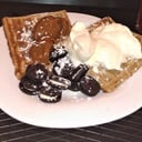 Foto de Waffle dulce con Mini Oreos, crema batida y dulce de leche