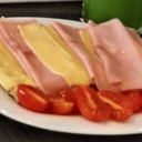 Foto de Waffle con jamón cocido, queso Tybo y tomates cherries (low carb)