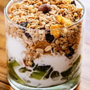 Foto de Parfait con fruta y granola - vaso de 400cc con yogurt helado, fruta a elección y granola light