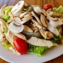 Foto de Pollo grillado, champignones frescos, tomates cherries, mix de verdes y semillas