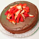 Foto de Torta de chocolate con maní con cobertura de chocolate y frutos rojos de estación (Sin azúcar) (Low carb)