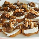 Foto de Canapé de queso de cabra con cebolla caramelizada y nueces