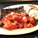 Foto de Waffle dulce con una fruta y salsa