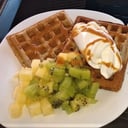 Foto de Combo Waffle dulce con una fruta, crema batida y salsa (sin azúcar) (low carb)