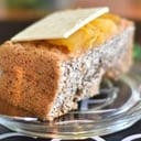 Foto de Porción de budin de naranjas y amapolas con lonja de chocolate blanco (sin gluten) (sin azúcar) (keto)