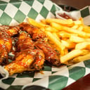 Foto de Orden de alitas con papas