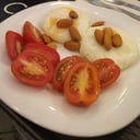 Foto de Dos huevos soft, tomates cherries y almendras (keto)