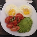 Foto de Dos huevos soft, tomates cherries y palta (keto)