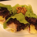 Foto de Taco de lechugas relleno de jamón cocido, queso feteado y almendras