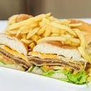 Foto de MILANESA EN DOS PANES CON FRITAS