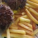 Foto de PORCION DE HAMBURGUESA AL PLATO CON FRITAS