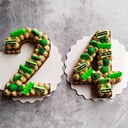 Foto de Torta letra/numero con base de cookie