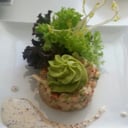 Foto de Timbal de Jaiba, Mousse de Palta y mini ensalada con salsa de ajo, aire de limón y chips de papa.