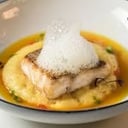 Foto de caldillo de mariscos con lisa sous vide chip de puerro y aire de cilantro