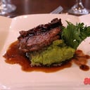 Foto de Tapapecho grillado, puré de arvejas, tomate confitado y salsa por reducción de vino y aire de paprika.