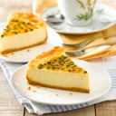 Foto de Pie de maracuyá con salsa de maracuyá y geele de piña, decorado con piña craquelada.