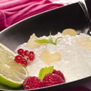 Foto de Arroz con leche (sous vide) con salsa y caviar de frambuesas y praline de almendras.