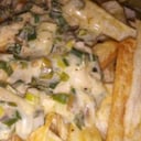Foto de 322.- Papas fritas con salsa de crema de verdeo y panceta