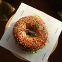 Foto de Smoky Salmon Bagel