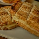 Foto de TOSTADO EN PAN DE MIGA DE JAMÓN Y QUESO