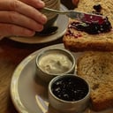Foto de TOSTADAS CON QUESO CREMA Y MERMELADA DE FRUTOS ROJOS