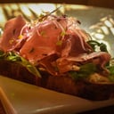 Foto de BRUSCHETTA DE JAMÓN CRUDO Y RÚCULA EN PAN DE MASA MADRE