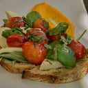 Foto de BRUSCHETTA VEGANA CAPRESSE