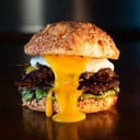Foto de hamburguesa voladora