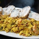 Foto de Revuelto de bacon, langostinos y crujiente de cebolla