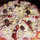 Foto de Especial: Salsa de tomate, muzzarella, jamón, huevo y aceitunas