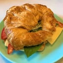 Foto de CROISSANTE TOMATE ALBAHACA QUESO