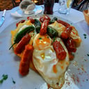 Foto de Huevos rotos con chistorra
