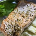 Foto de Salmón a la plancha con agregado y ensalada