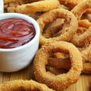 Foto de Aros de cebolla + papas + salsa