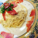 Foto de PASTA FETTUCCINE EN SALSA DE CHAMPIÑON PORTOBELLO CON CUBOS DE JAMON SERRANO SOFRITO
