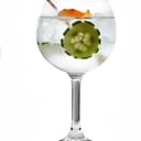 Foto de GIN TONIC AROMATIZADO CON ROMERO PIMIENTA Y LAMINAS DE PEPINO CON ZUMO DE LIMON