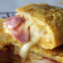 Foto de Tortilla de papas rellena (jamon y quesio)