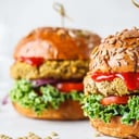 Foto de Hamburguesa (lenteja) con lechuga, tomate y pepinillo