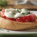 Foto de Bruquetta Muzzarella de búfala, tomate, albaca y oliva