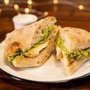 Foto de Pechuga de pollo y puré de palta.